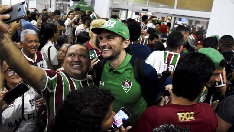 A torcida do Fluminense esteve presente no desembarque do time no Maranhão (Foto: Divulgação/Mailson Santana)