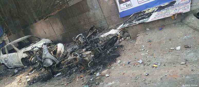 Automóveis e lojas foram incendiados durante tumultos em Nova Déli
