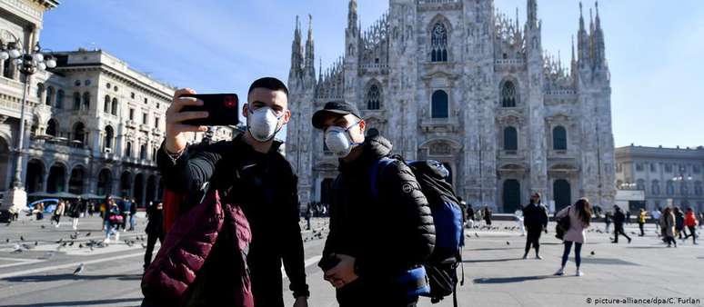 Turistas usam máscaras de proteção em frente à Catedral de Milão, no norte da Itália