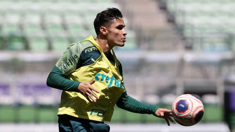 Raphael Veiga ampliou seu contrato em mais dois anos e assinou até o fim de 2023 (Agência Palmeiras/Divulgação)