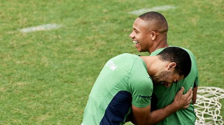 Wellington Silva e Michel Araújo brincam durante treino do Tricolor (Foto: MAILSON SANTANA/FLUMINENSE FC)