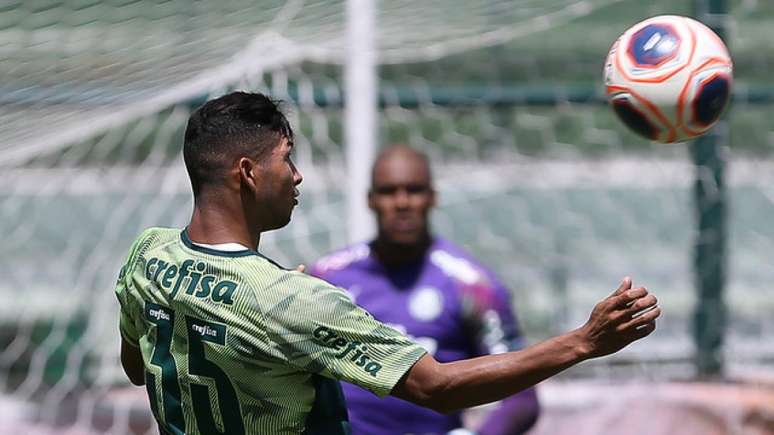 Ainda sem a documentação regularizada, Rony treinou entre os reservas nesta terça (Agência Palmeiras/Divulgação)