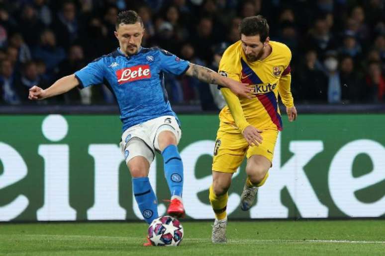 Messi teve atuação regular e sofreu com a marcação do Napoli. Empate foi melhor para os espanhóis (FOTO: AFP)