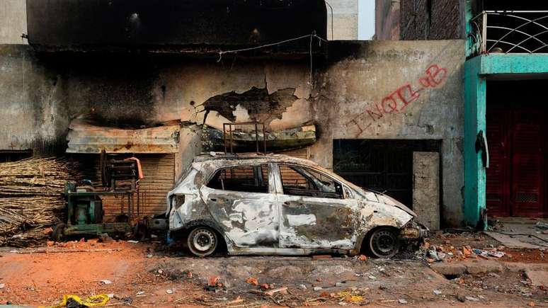 Veículos foram incendiados durante confrontos na capital da Índia