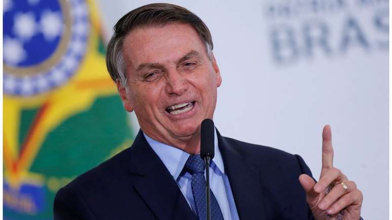 Segundo jornal Folha de S. Paulo, Bolsonaro encaminhou a amigos um vídeo que convoca população a ir às ruas para defendê-lo