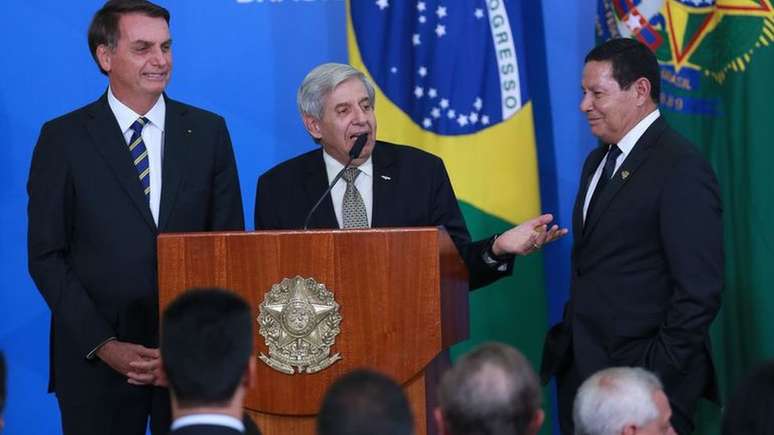 O presidente da República, Jair Bolsonaro, o ministro do GSI, Augusto Heleno, e o vice-presidente, general Hamilton Mourão