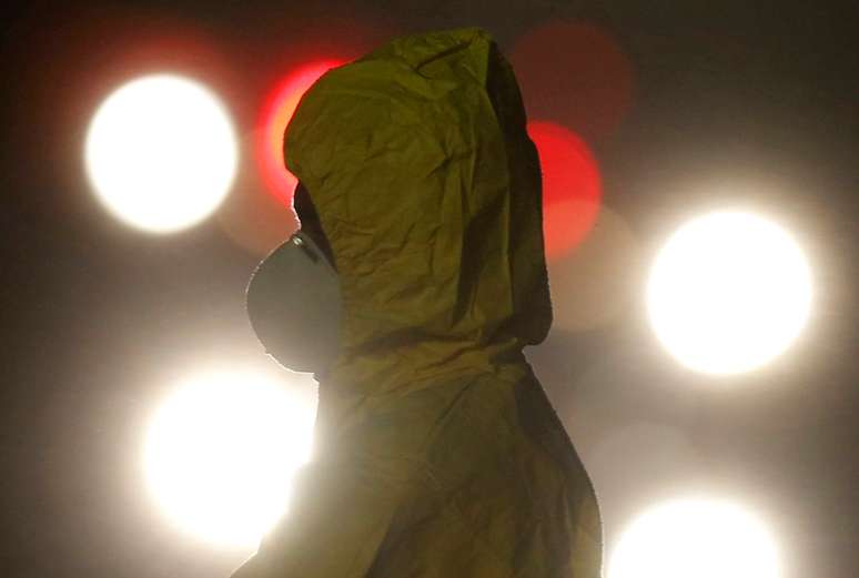 Soldado com roupa de proteção antes da chegada de brasileiros que estavam em Wuhan
09/02/2020
REUTERS/Adriano Machado