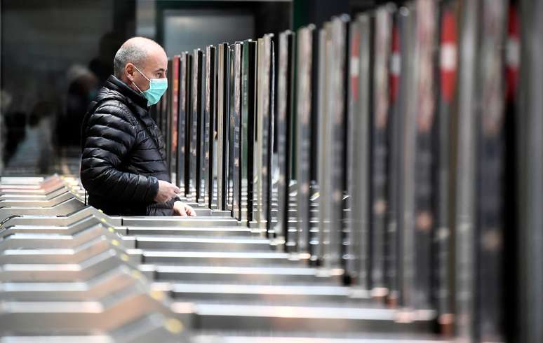 Homem de máscara em estação de metrô de Milão
25/02/2020
REUTERS/Flavio Lo Scalzo