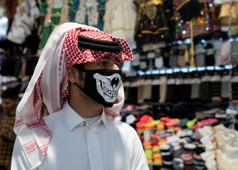 Homem usa máscara de proteção devido ao coronavírus, em Kuweit
25/02/2020
REUTERS/Stephanie McGehee