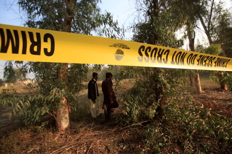 Fita de isolamento em área de parque onde foi encontrada ossada de adolescente no Paquistão
26/02/2020
REUTERS/Mohsin Raza