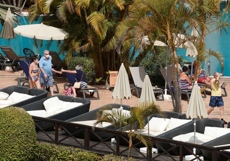 Turistas usam máscaras de proteção perto de piscina em hotel sob quarentena em Tenerife
26/02/2020
REUTERS/Borja Suarez