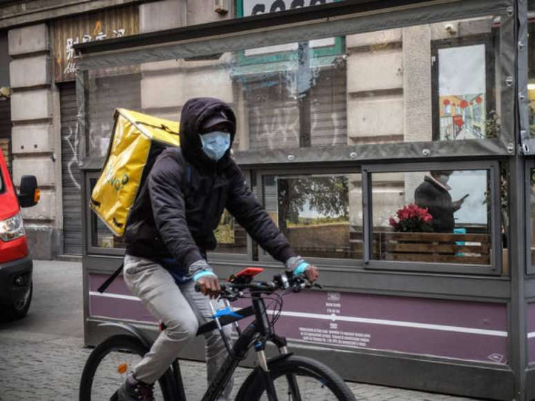 Entregador usa máscara de proteção em Milão, norte da Itália