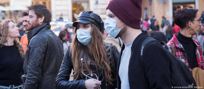 Pessoas usam máscaras em Roma, na Itália, por temerem infecção pelo vírus
