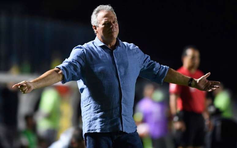 Abel Braga, técnico do Vasco, em partida contra o Oriente Petrolero (Foto: MAURO PIMENTEL / AFP)