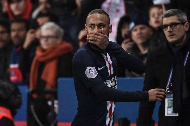 Neymar é alvo de mais uma polêmica em sua passagem na França (FRANCK FIFE / AFP)