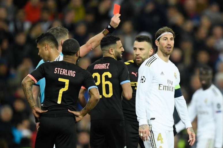 Sergio Ramos é expulso após falta em Gabriel Jesus (Foto: AFP)