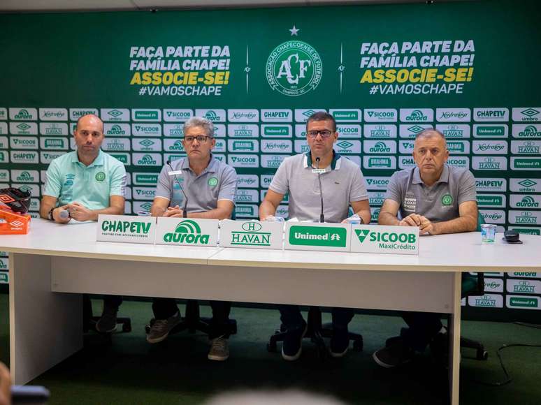 Momento da apresentação do técnico Umberto Louzer na Chapecoense, na Arena Condá, em Chapecó (SC), na segunda-feira, 17