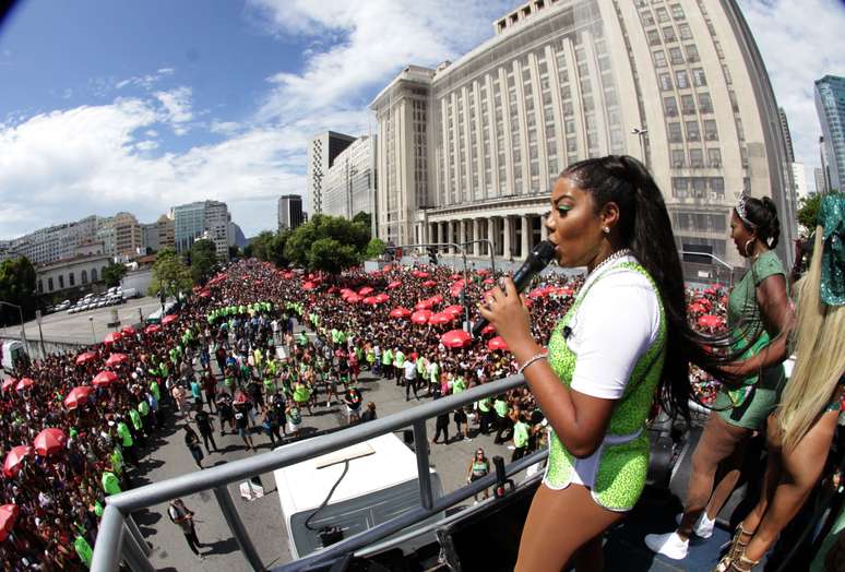 A cantora Ludmilla durante o Bloco Fervo da Lud