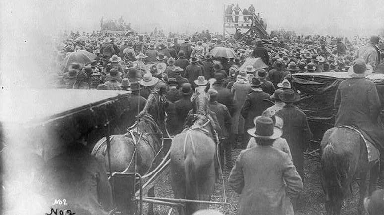 Multidão acompanha linchamento de homem negro no Texas, em 1893