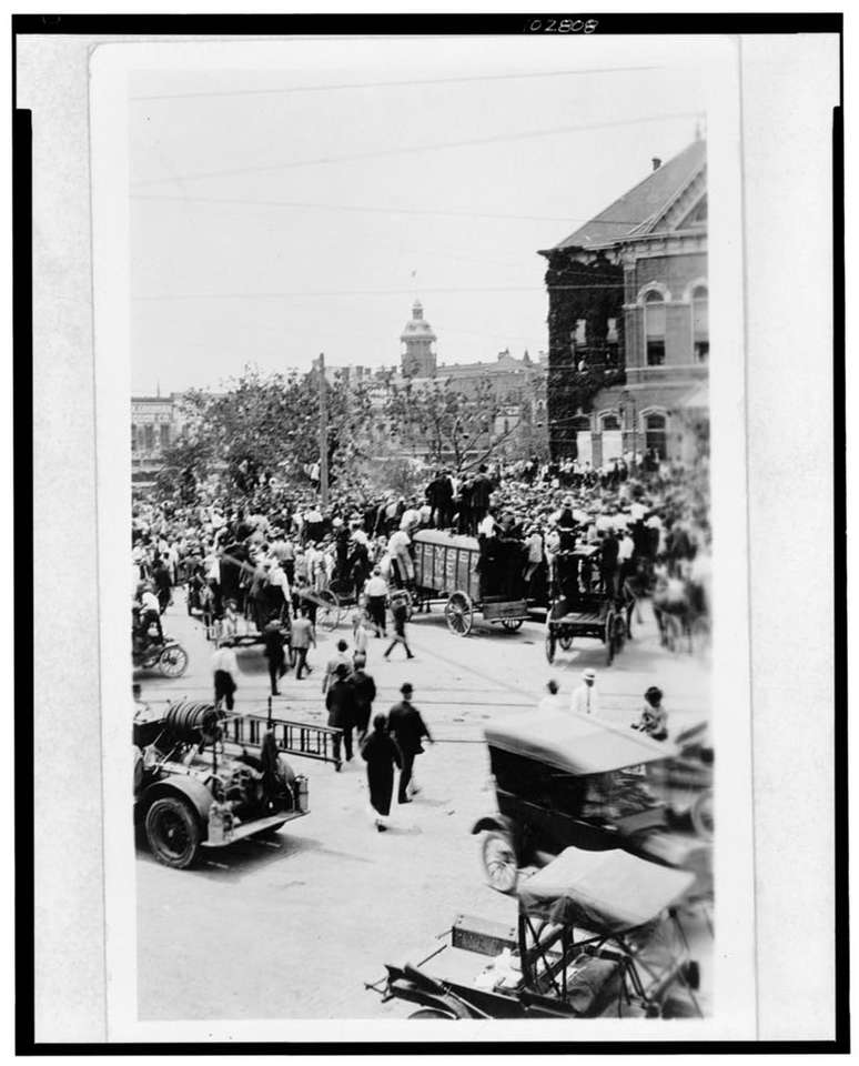 Multidão se reúne em Waco, no Texas, para acompanhar linchamento de adolescente negro, em 1916
