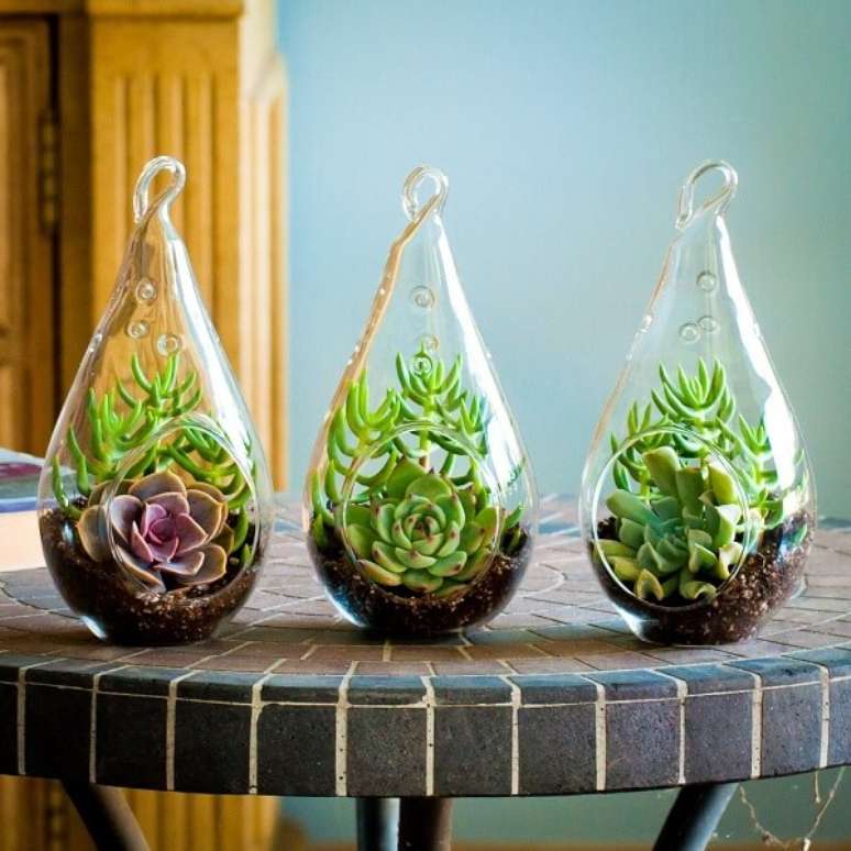 30. O cachepot de vidro pode ser feito em diferentes formatos. Fonte: Pinterest
