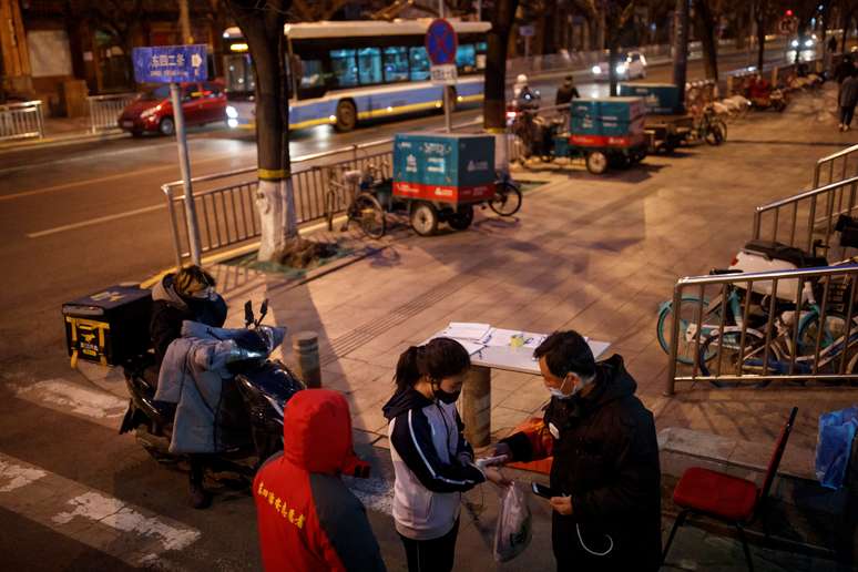 Guarda verifica temperatura de mulher em bairro de Pequim
26/02/2020
REUTERS/Thomas Peter