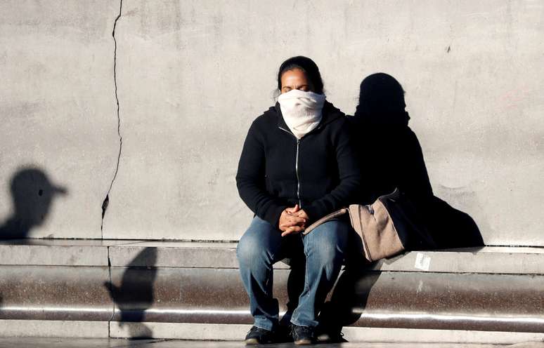Mulher com rosto coberto em praça de Milão, no norte da Itália
27/02/2020
REUTERS/Yara Nardi