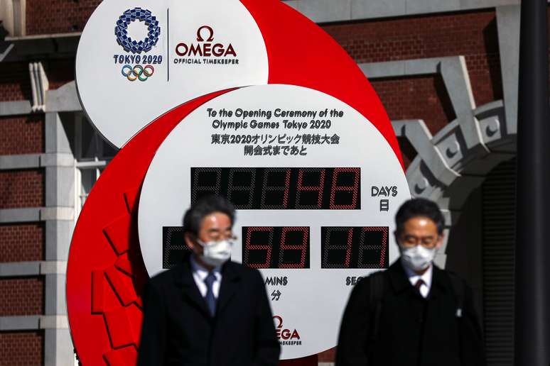 Homens com máscara de proteção passam por relogío com contagem regressiva de 1 ano para Olimpíada de Tóquio
27/02/2020
REUTERS/Athit Perawongmetha