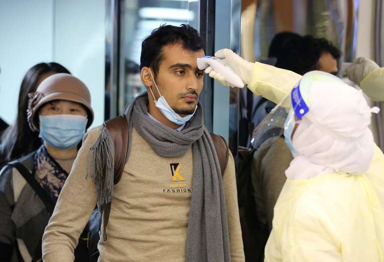 Passageiros oriundos da China têm temperatura medida por agente de saúde no aeroporto de Riad
29/01/2020
REUTERS/Ahmed Yosri