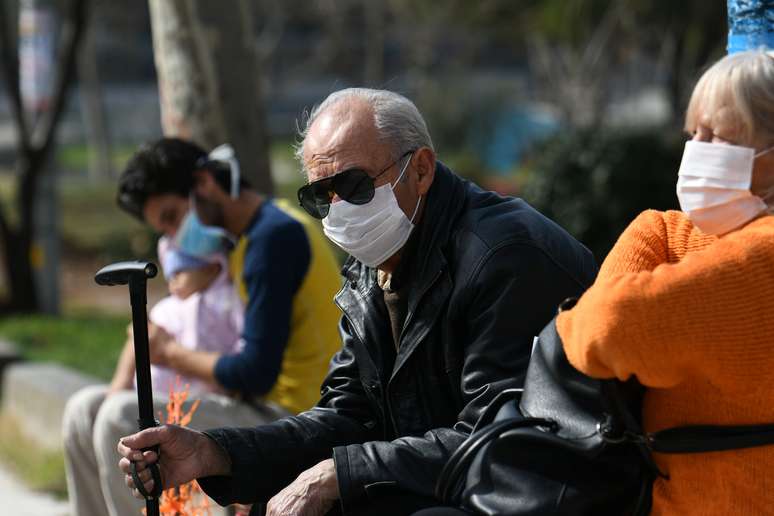 Pessoas usam máscara de proteção do lado de fora do hospital AHEPA, em Thessaloniki, na Grécia
26/02/2020
REUTERS/Alexandros Avramidis