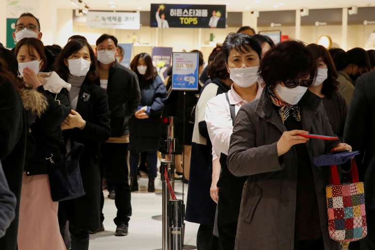Pessoas de máscara fazem fila para comprar máscara em loja de Seul
27/02/2020
REUTERS/Heo Ran