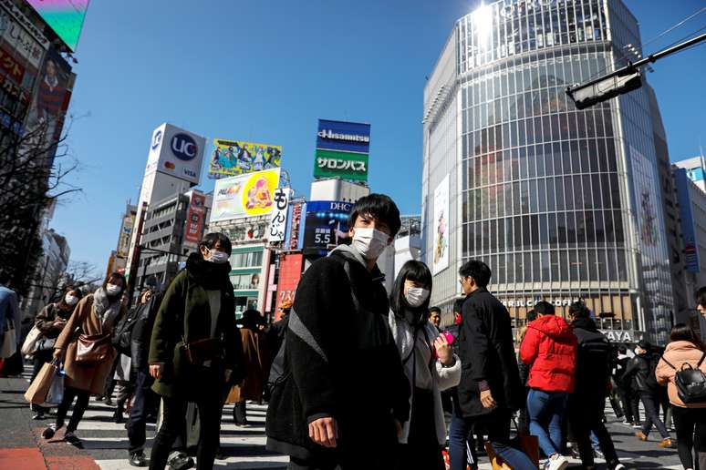 Pessoas usam máscara de proteção em Tóquio
24/02/2020
REUTERS/Athit Perawongmetha