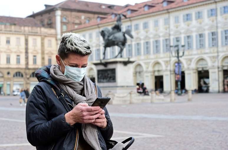 Mulher com máscara de proteção usa celular em Turim, no norte de Itália
27/02/2020
REUTERS/Massimo Pinca