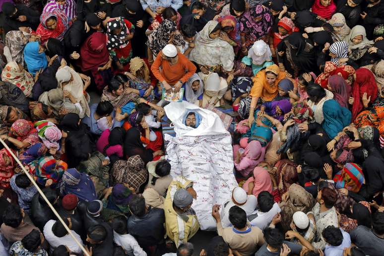 Multidão participa de funeral de Muddasir Khan, vítima de confrontos por conta da nova lei de cidadania em Nova Délhi
27/02/2020
REUTERS/Adnan Abidi