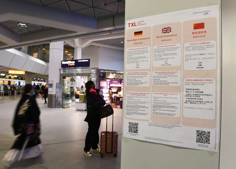 Cartaz com informações sobre o coronavírus no aeroporto de Tegel, em Berlim, Alemanha 
26/01/2020
REUTERS/Annegret Hilse