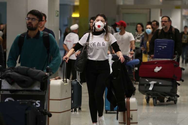Viajante usa máscara de proteção ao chegar em voo da Europa no aeroporto de Guarulhos
27/02/2020
REUTERS/Amanda Perobelli