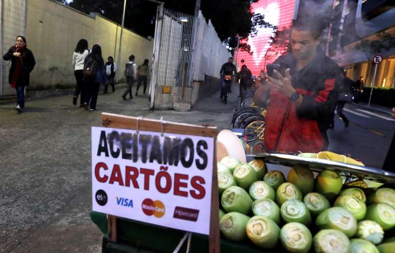 Cartaz de ambulante anuncia aceitação de cartões para pagamentos. 16/8/2018. REUTERS/Paulo Whitaker