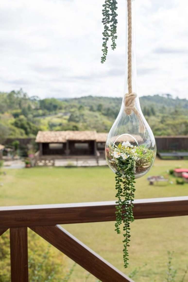 24. O cachepot de vidro suspenso decora a varanda da casa. Fonte: Magazine Luiza