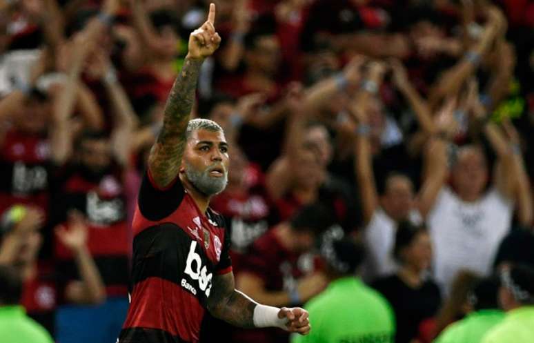 Gabigol aponta para a torcida: atacante abriu o caminho para a vitória (Foto: MAURO PIMENTEL / AFP)