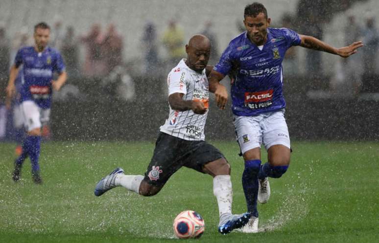 Em um campo prejudicado pela chuva, o Timão arrancou o empate no fim (Foto: Marco Galvão/Fotoarena)