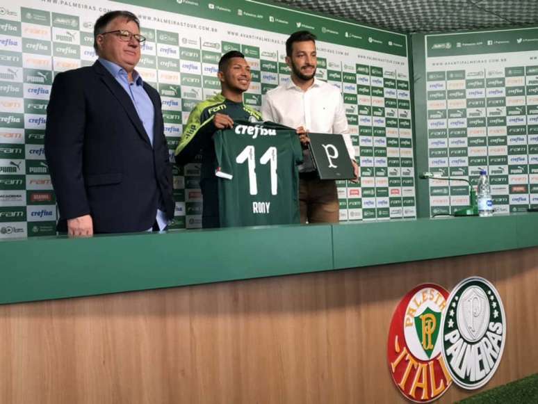 Rony foi apresentado por Anderson Barros e Edu Dracena nesta quinta-feira, no Palmeiras (Foto: Thiago Ferri)