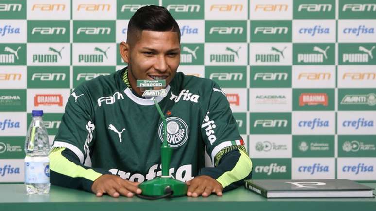 Rony chegou ao clube dizendo que, como qualquer jogador, quer atuar com Dudu (Agência Palmeiras/Divulgação)