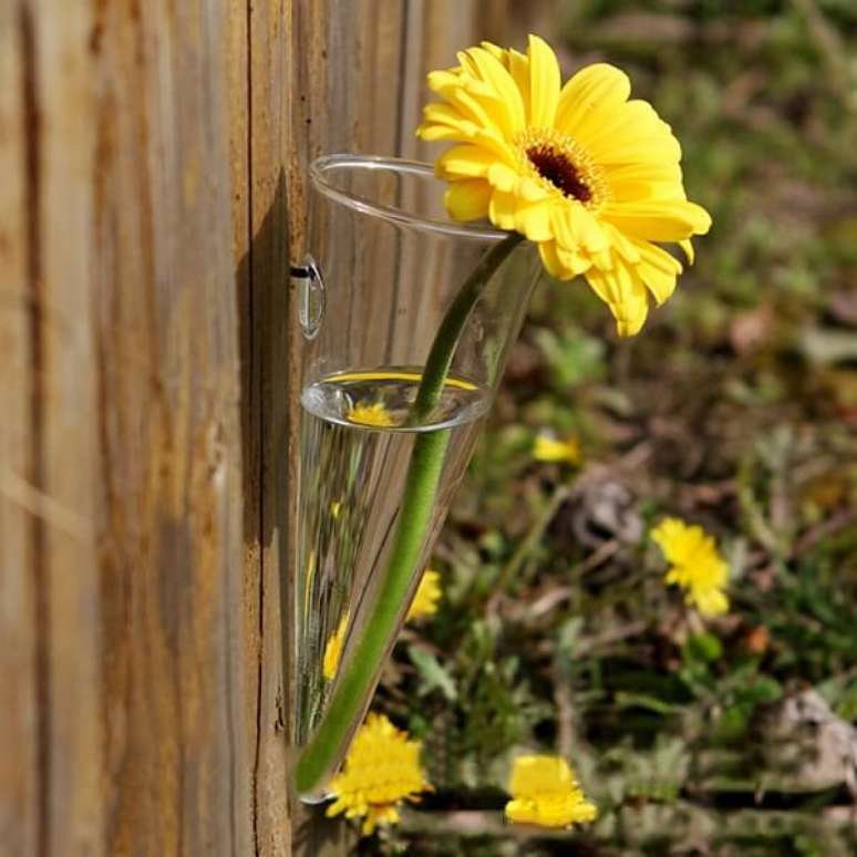37. Recipiente de vidro em formato de cone para parede. Fonte: Artesanato DDD