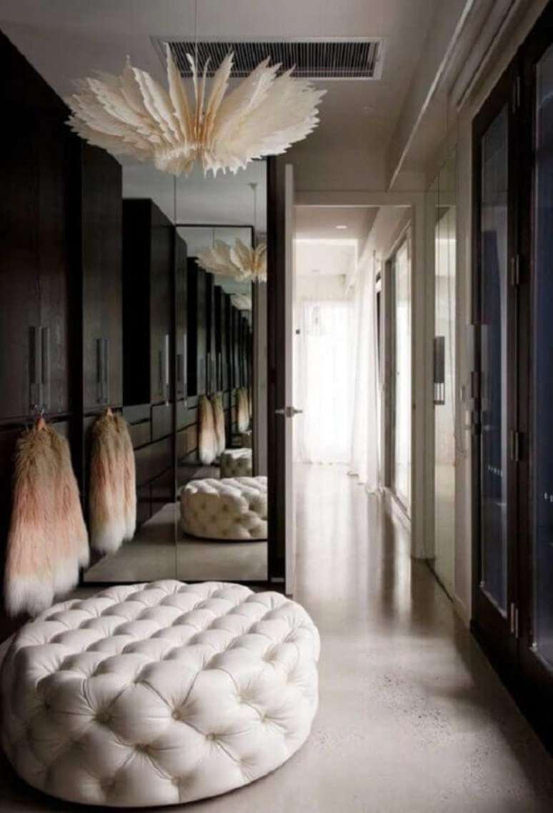 11. Closet sofisticado decorado com puff redondo capitonê branco – Foto: Ideas Decor