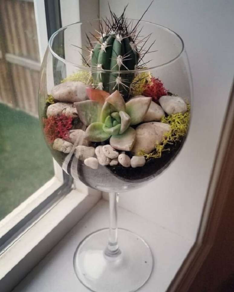 44. A taça de vinho pode servir de recipiente para o cultivo de cactos e suculentas. Fonte: Pinterest