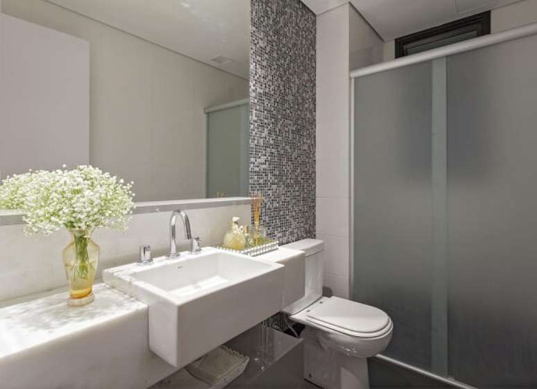 14. O recipiente de vidro com flor mosquitinho decora o banheiro. Fonte: Pinterest