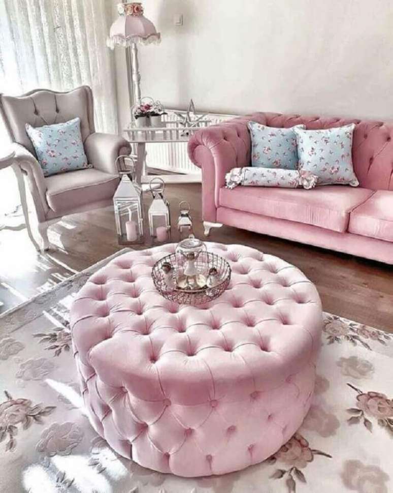 14. Decoração provençal para sala com puff capitonê rosa redondo – Foto: Decor Life Style