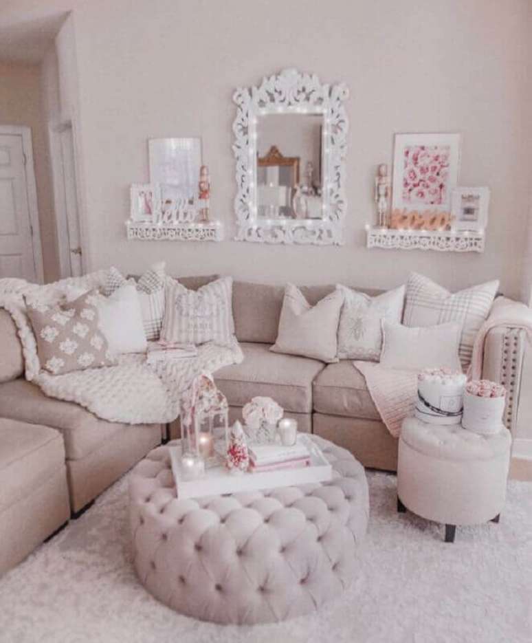 15. Decoração romântica para sala de estar em tons neutros com puff redondo capitonê – Foto: J’adore Lexie Couture