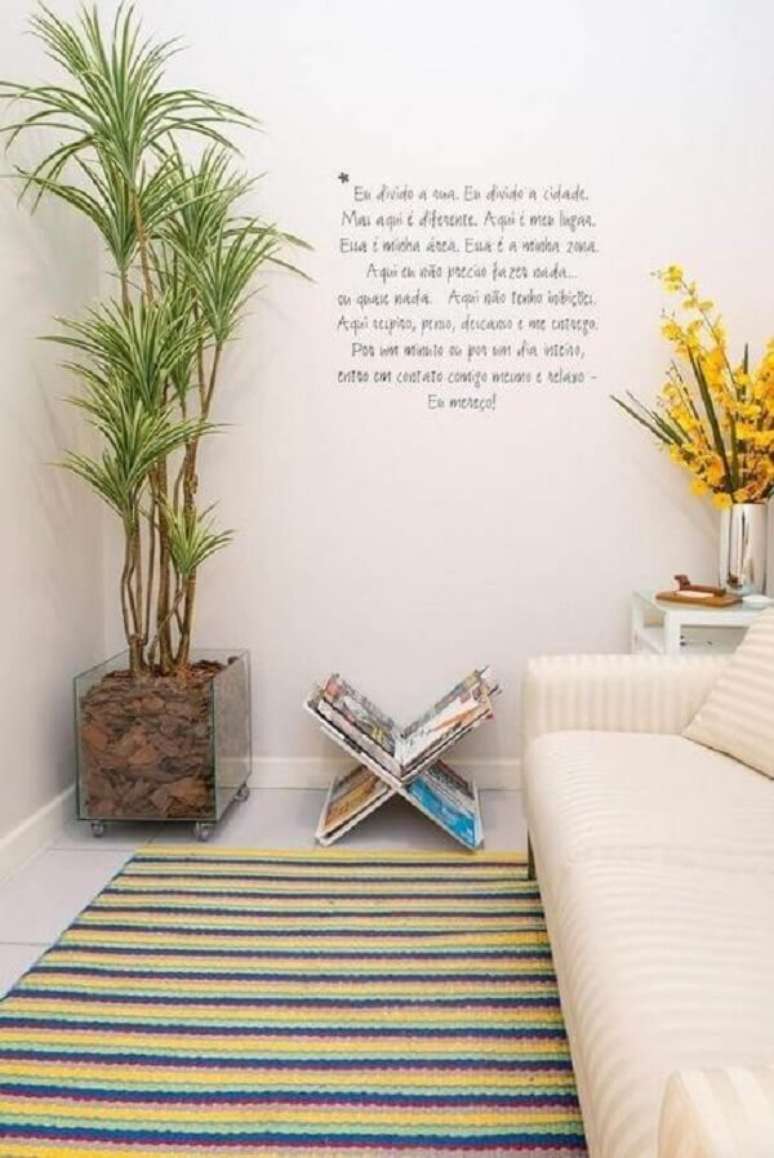 11. O cachepot de vidro quadrado traz um toque natural para sala de estar. Fonte: Pinterest