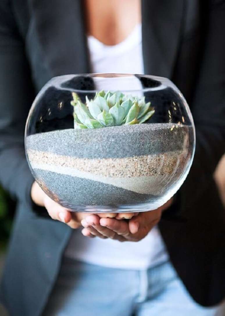 47. Forme lindos terrários com areia colorida dentro do recipiente de vidro. Fonte: Pinterest
